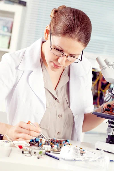 Ernstige ingenieur werken met printplaat — Stockfoto