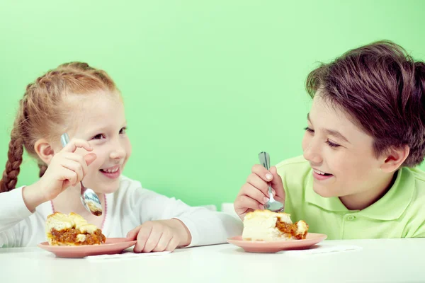 Two little children eating pie — Stock Photo, Image