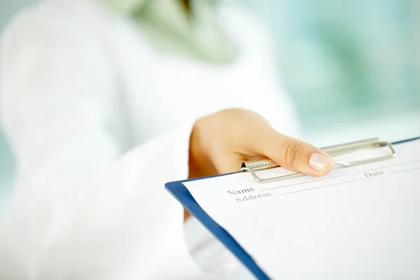 Mão feminina segurando formulário de prescrição — Fotografia de Stock