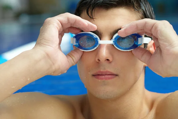 Nadador poniéndose las gafas —  Fotos de Stock