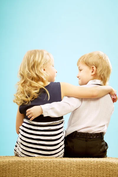 Schattige kinderen elkaar omarmen — Stockfoto