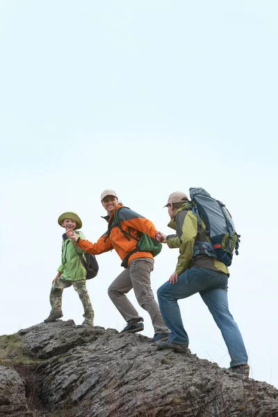 Familia subiendo la montaña — Foto de Stock