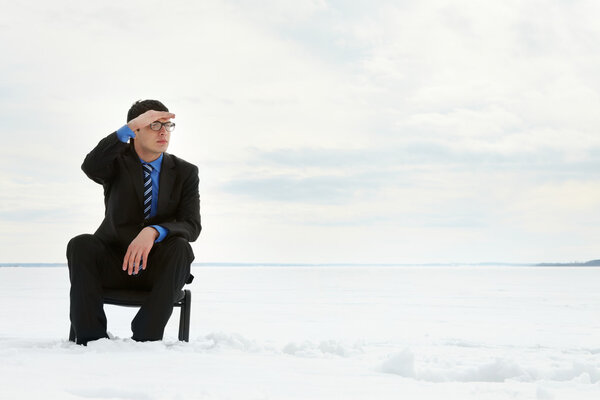 Бизнесмен смотрит на горизонт
