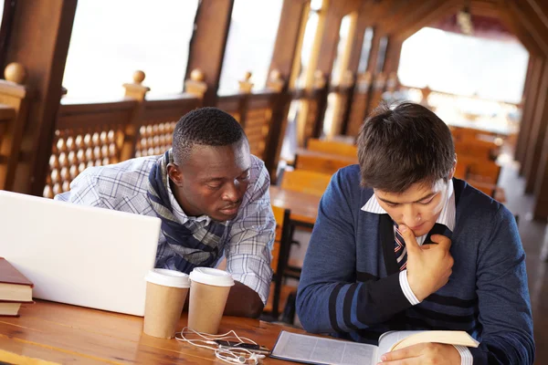 Schüler machen Hausaufgaben im Café — Stockfoto