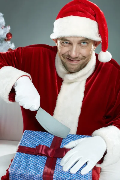 Злой Санта Клаус разрушает подарочные коробки — стоковое фото