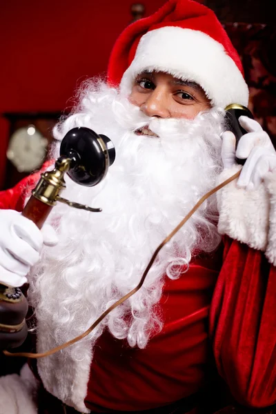 Papai Noel segurando um telefone — Fotografia de Stock