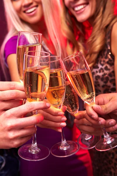 Fem händer klirrande glas med champagne — Stockfoto