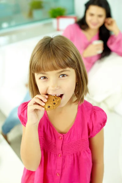 Weinig meisje eten cookie — Stockfoto