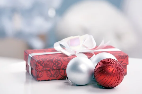 Christmas gift and Christmas baubles — Stock Photo, Image
