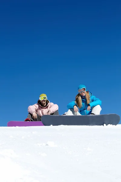 Snowboarders zittend op sneeuw — Stockfoto