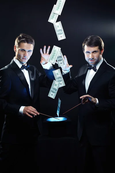 Conjuradores haciendo dinero con sus varitas — Foto de Stock