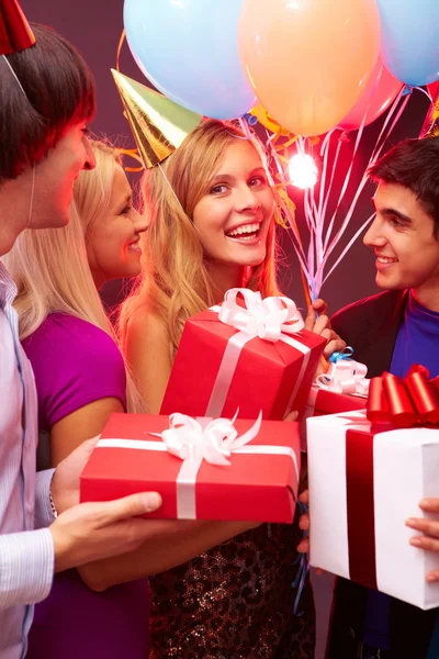 Amigos dando regalos a la chica — Foto de Stock