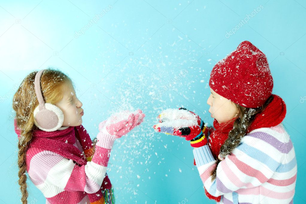 Kislányok birtoklás móka-val hó — Stock Fotó © pressmaster #126757948