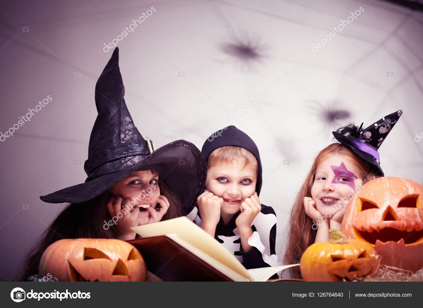 Três Lindas Bruxas Em Festa De Halloween Imagem de Stock - Imagem de  assento, infância: 200383543