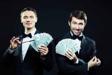 banknot elinde tutan adamlar