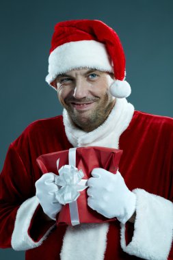 Kötü Noel Baba hediye kutusu görevlisinideponun