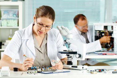 Mühendis elektronik ayrıntıları ile çalışıyor