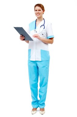 Genç hemşire kameraya bakıyor 