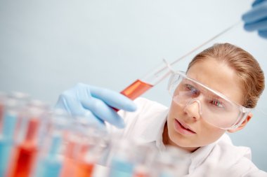 kimyager kimyasal sıvı alma örneği