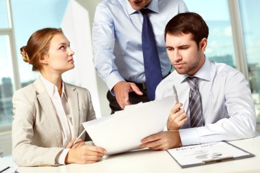 Office belgelerinde tartışırken iş adamları 