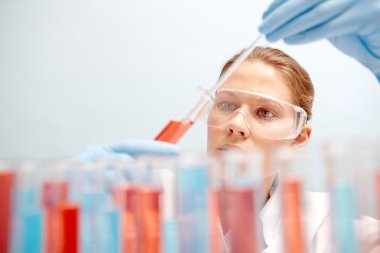 kimyager örnek kabı sıvı ile