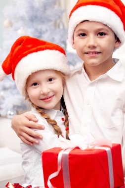 kardeş birbirlerine kucaklayan