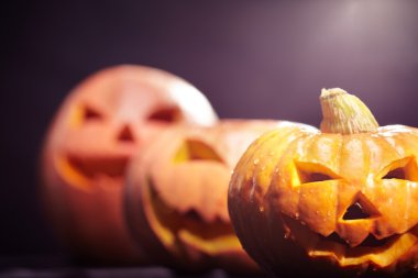 Üç Halloween pumpkins dekorasyon