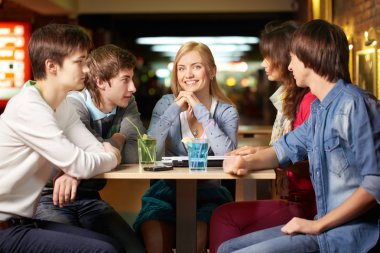 Cafe masa etrafında öğrenciler
