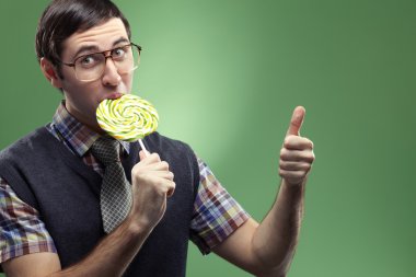 Bir lolipop emme inek çocuk