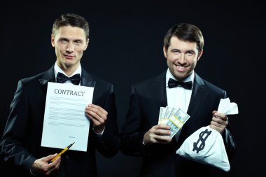 Sözleşme ve dolar olan torba tutarak erkekler