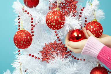 Erkek dekorasyon Noel ağacı eller  