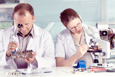 Mühendis ile transistör laboratuarında çalışıyor