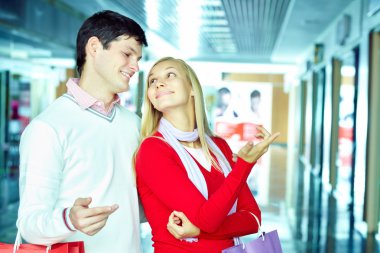 Kadın bir şey dükkanda onun erkek arkadaşı için gösterilen