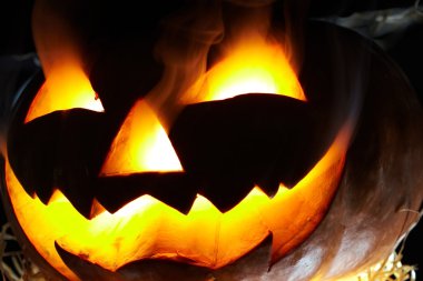 Karanlıkta yanan Jack O-Lantern 