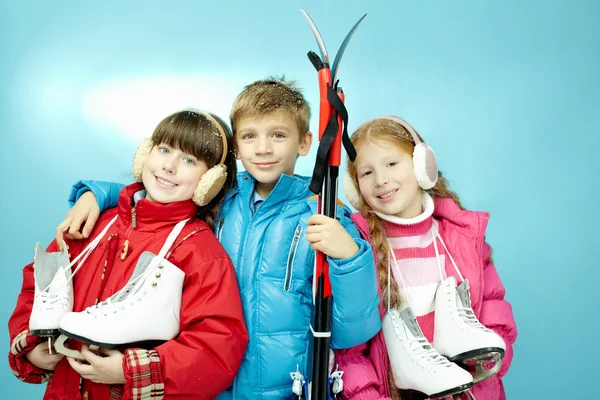 孩子们站在一起滑冰和滑雪 — 图库照片