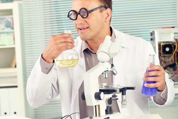 Male pharmacist working with test tubes — Stock Photo, Image