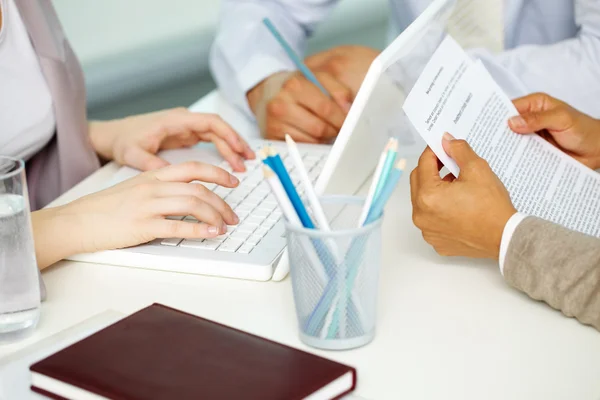 Business människors händer arbetar vid bordet — Stockfoto