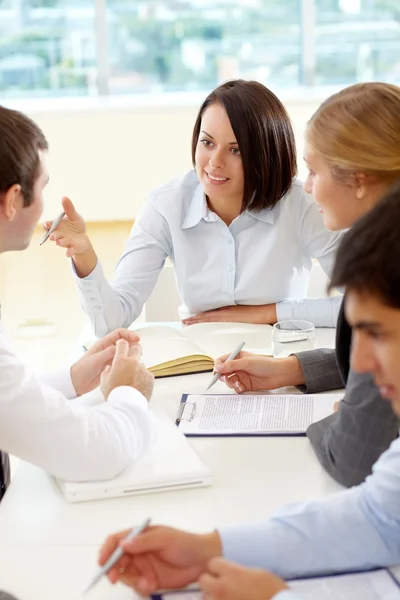 Geschäftsleute sitzen am Tisch und diskutieren — Stockfoto