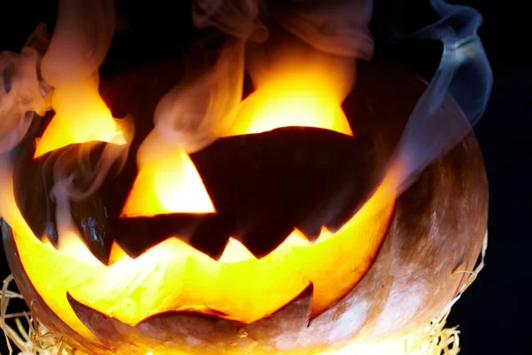 Glühender Halloween-Kürbis — Stockfoto