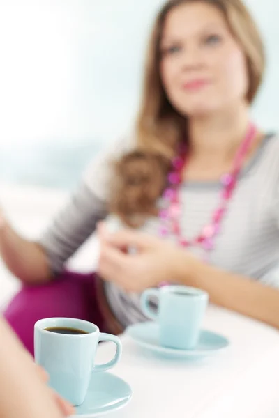 Жінка проводить час в кафе — стокове фото