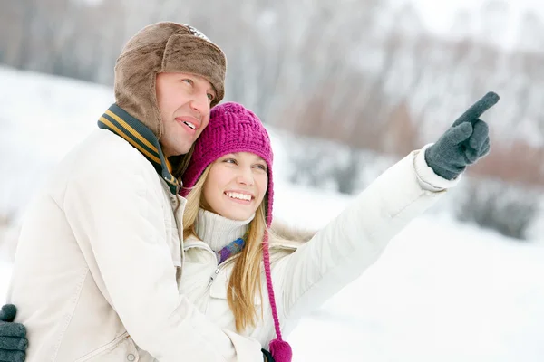 Fiatal pár átfogó télen — Stock Fotó
