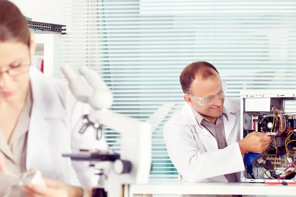 Male technician examining computer — Stock Photo, Image