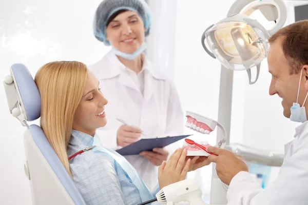 Junge Frau besucht Zahnarzt — Stockfoto