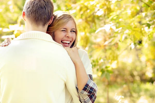 Glad kvinna omfamnar sin pojkvän — Stockfoto