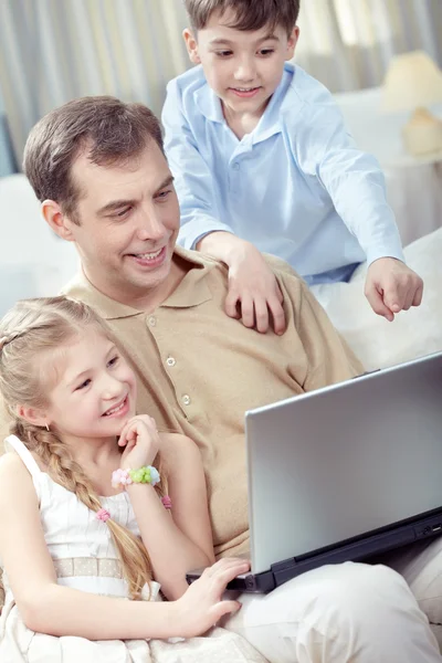 Padre con sus hijos usando laptop —  Fotos de Stock