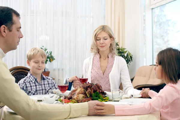 Famille priante au dîner de Thanksgiving — Photo