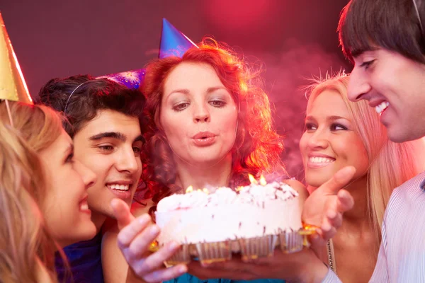 Dziewczyna Dmuchanie świeczki na jej tort urodzinowy — Zdjęcie stockowe