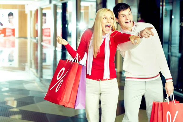 Geschokt jong koppel in winkel — Stockfoto