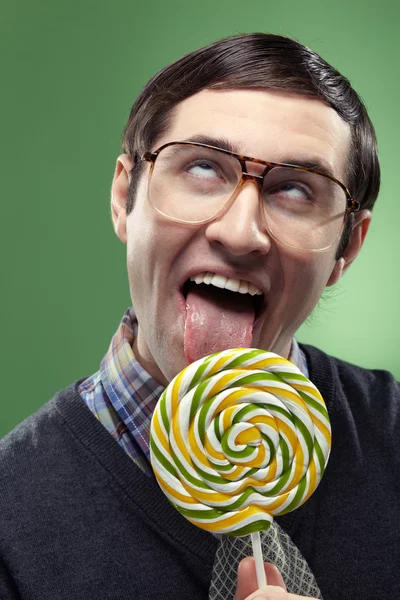 Ecstatic nerd boy sucking a lollipop — Stockfoto