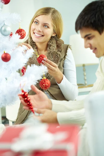 Young couple decorating a Christmas tree — Stock Photo, Image